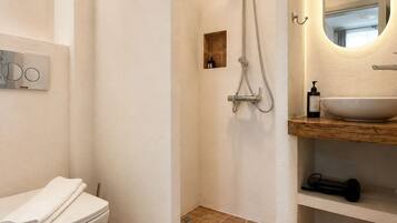 Quarto casal standard | Banheiro | Chuveiro, produtos de toalete grátis, secador de cabelo, chinelos