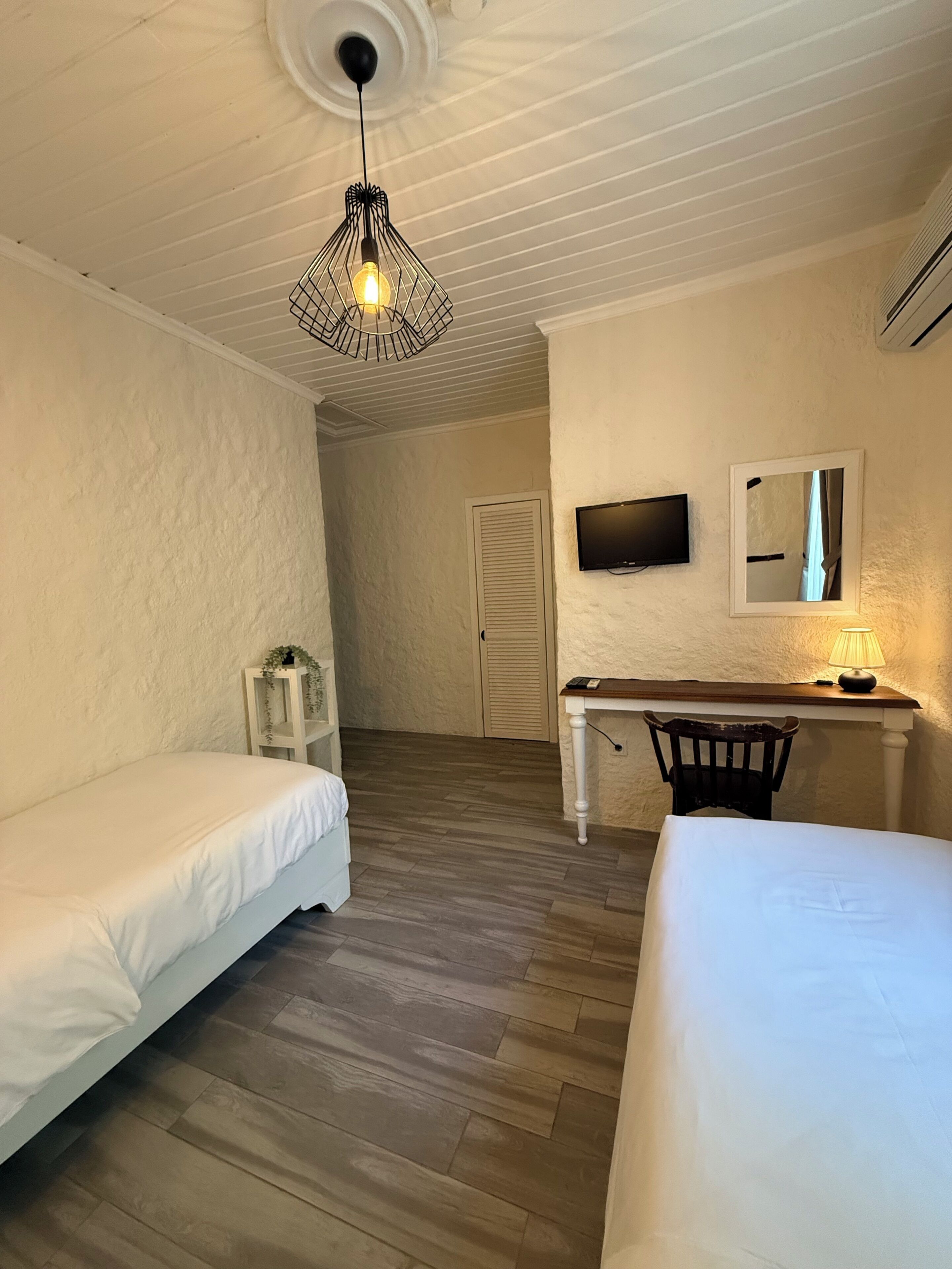 Habitación Confort con 2 camas individuales | Ropa de cama de alta calidad, minibar, escritorio y wifi gratis