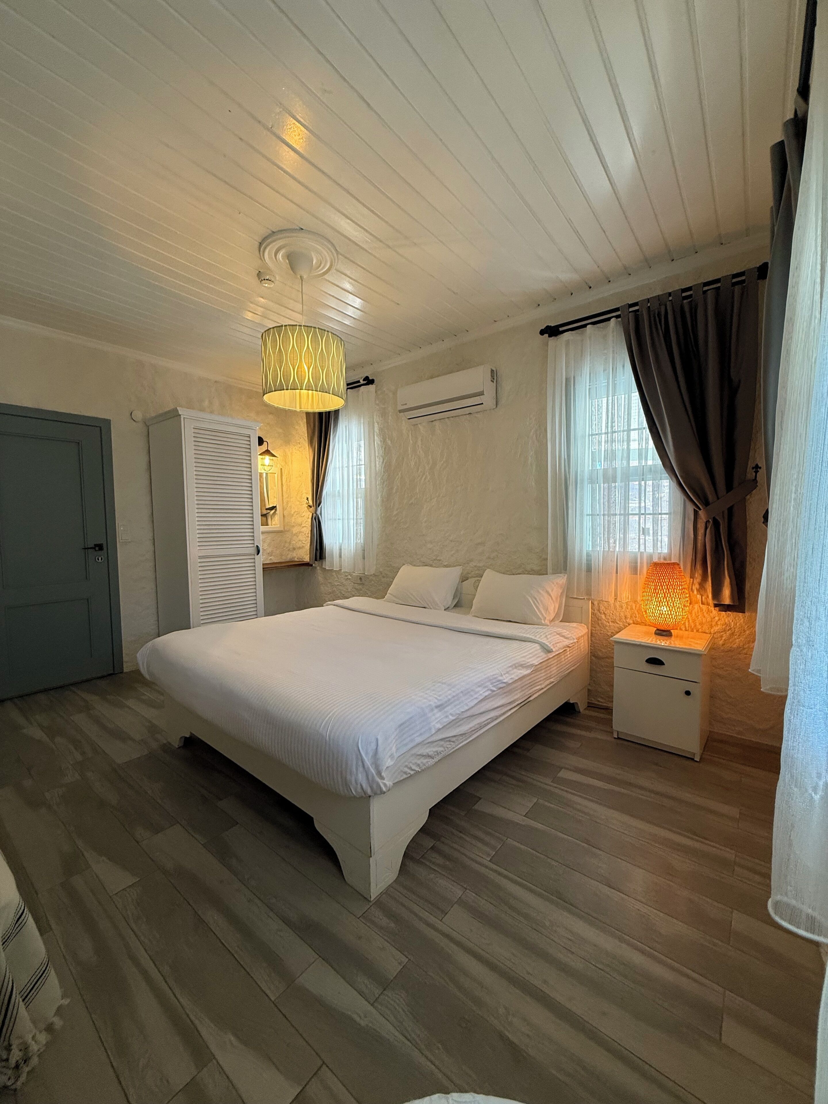 Quarto casal conforto | Roupas de cama premium, frigobar, escrivaninha, Wi-Fi de cortesia