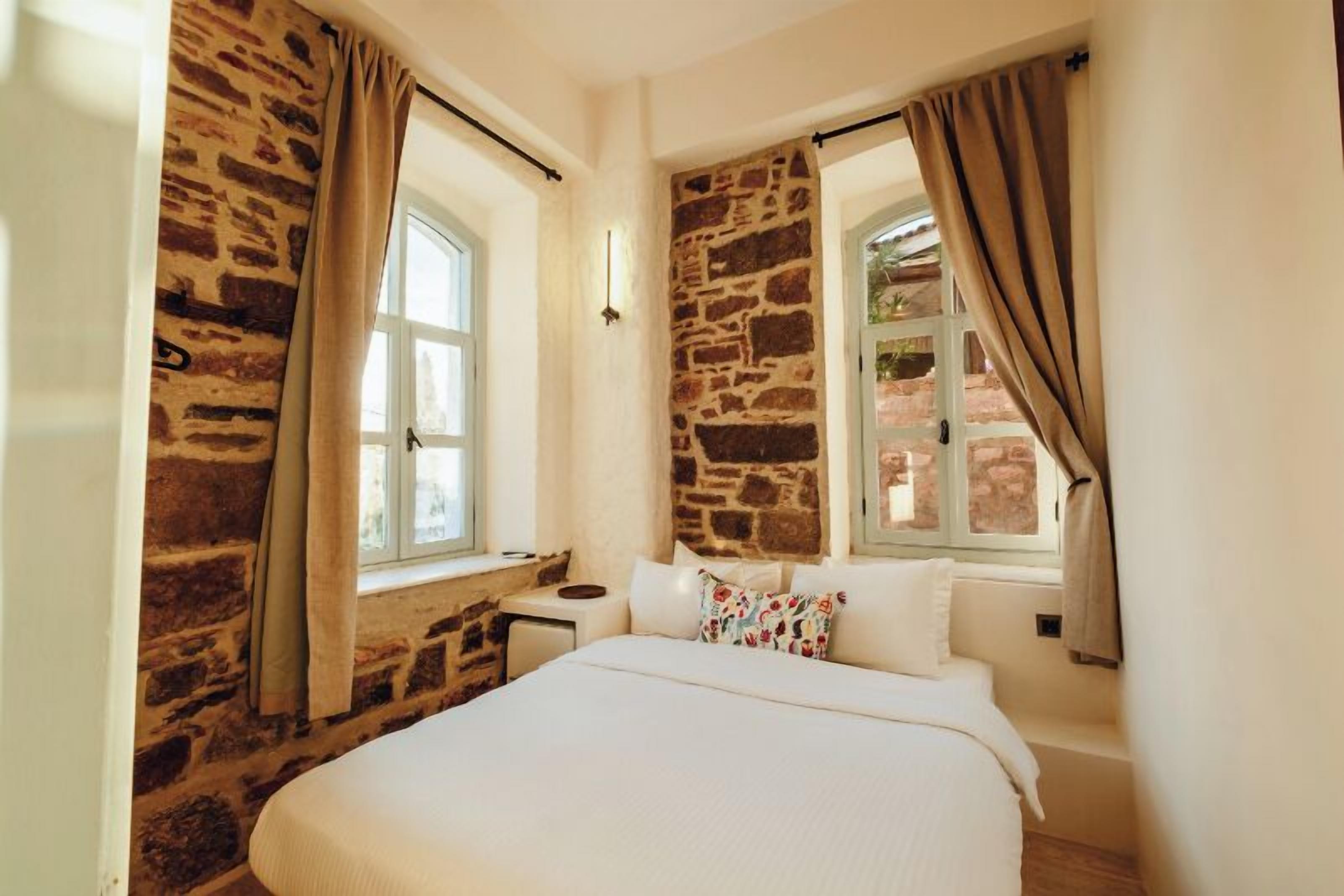 Quarto casal clássico | Roupas de cama premium, frigobar, escrivaninha, Wi-Fi de cortesia