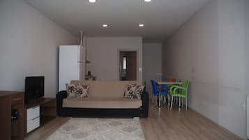 Apartamento Deluxe | Sala de estar | Una televisión LCD