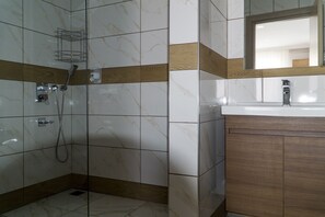 Rainfall showerhead, free toiletries, hair dryer, slippers