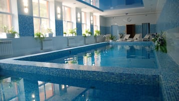 Indoor pool, sun loungers