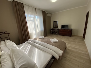 Comfort Suite | Premium bedding, in-room safe, soundproofing, free cots/infant beds - Fantasia Hotel (Poliana)