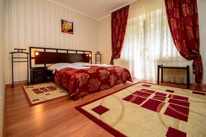 Ropa de cama de alta calidad y caja de seguridad en la habitación