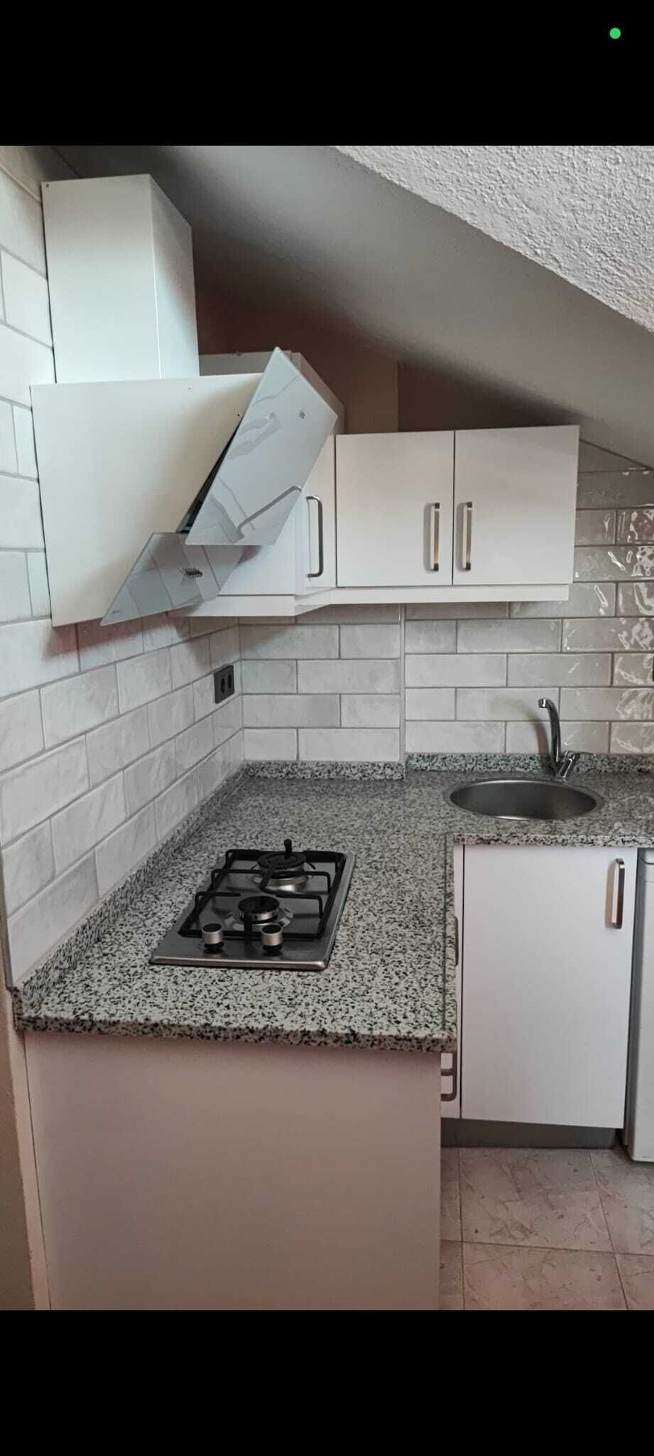 Estudio | Cocina privada | Frigorífico, placa de cocina, hervidor eléctrico y utensilios de cocina