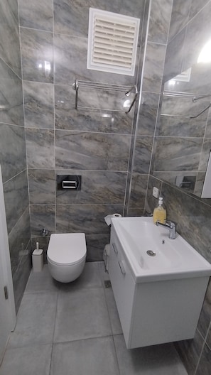 Ducha, artículos de higiene personal gratuitos y secador de pelo