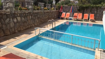 Piscine extérieure, parasols de plage, chaises longues