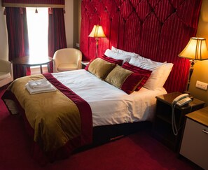 客房内保险箱、办公桌、熨斗/熨衣板、免费婴儿床