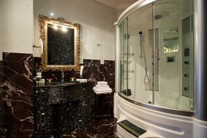 Classic Suite | Bathroom | Free toiletries, hair dryer, bathrobes, slippers - Lybid Plaza (Khmelnytskyi)