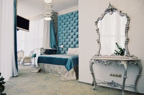 エグゼクティブ スイート (2) | 低刺激性寝具、ミニバー、セーフティボックス (室内)、客室ごとに異なる装飾