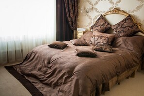 Classic Suite | Hypo-allergenic bedding, minibar, in-room safe, individually decorated - Lybid Plaza (Khmelnytskyi)
