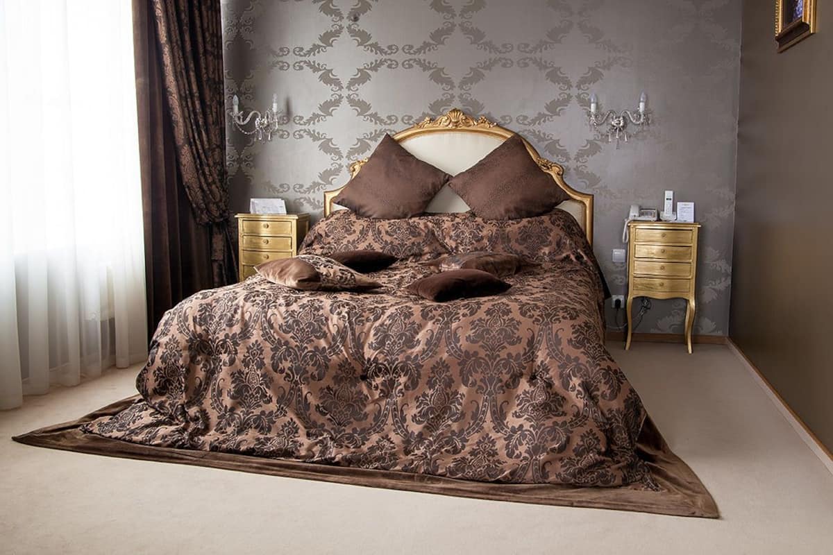 Classic Suite | Hypo-allergenic bedding available, minibar, in-room safe, desk