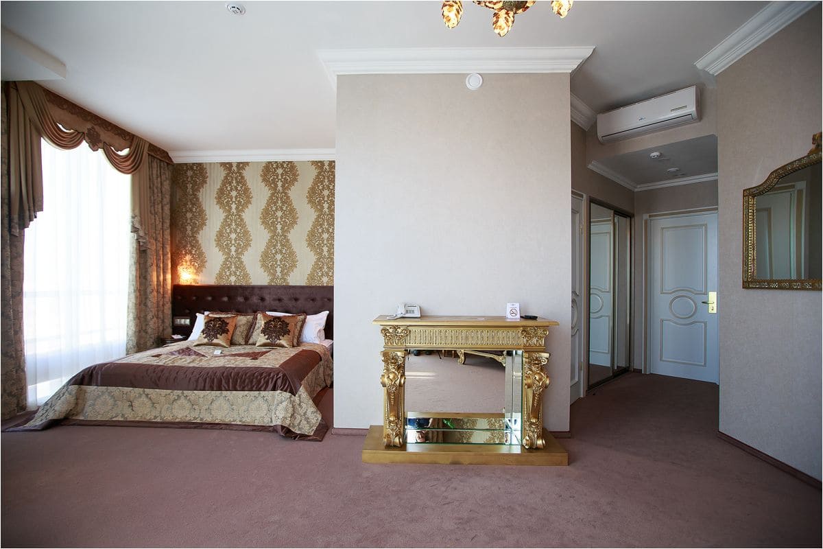 Suite, 1 Bedroom | Hypo-allergenic bedding available, minibar, in-room safe, desk