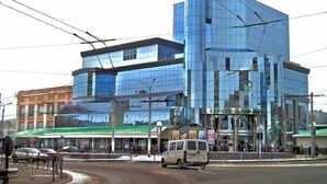 Un edificio moderno con fachada de vidrio y estructura curva.