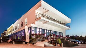 واجهة المنشأة - في المساء/الليل