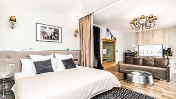 أغطية فراش متميزة وخزنة داخل الغرفة ومكتب وتجهيزات عازلة للصوت