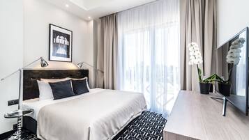 أغطية فراش متميزة وخزنة داخل الغرفة ومكتب وتجهيزات عازلة للصوت