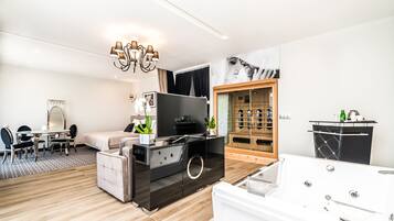 APARTAMENT PLEASURE | Living area | Flat-screen TV