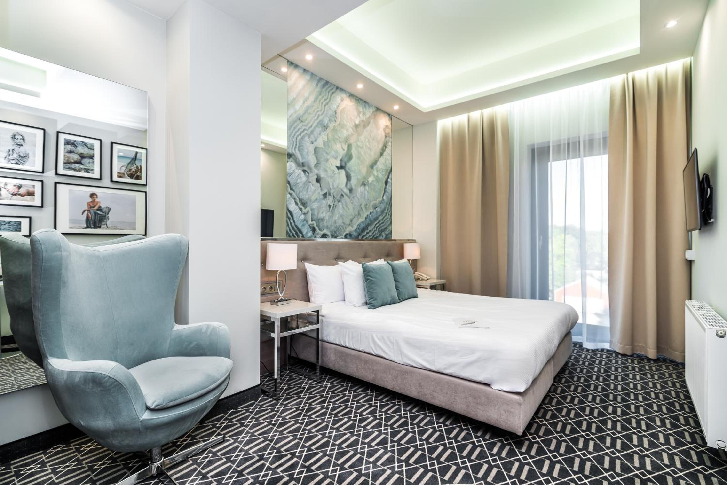 premium bedding, in-room safe, desk, soundproofing