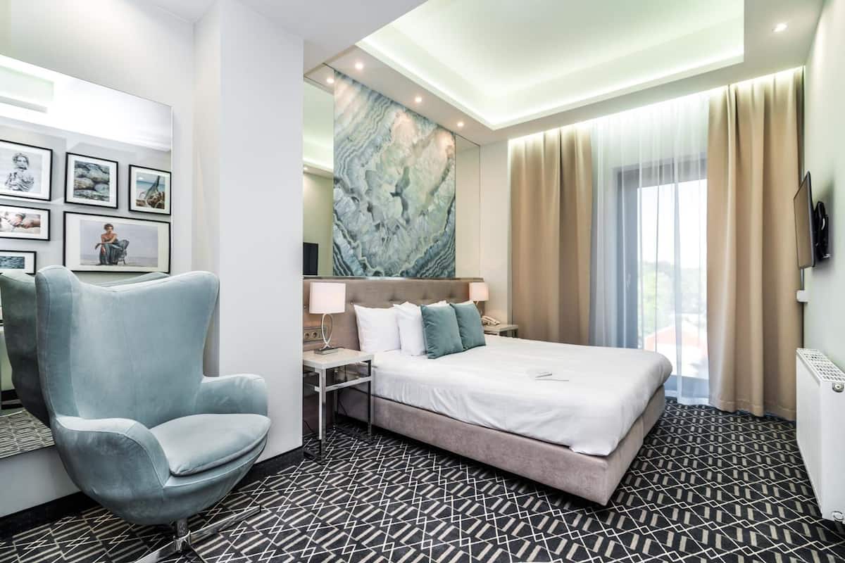 premium bedding, in-room safe, desk, soundproofing