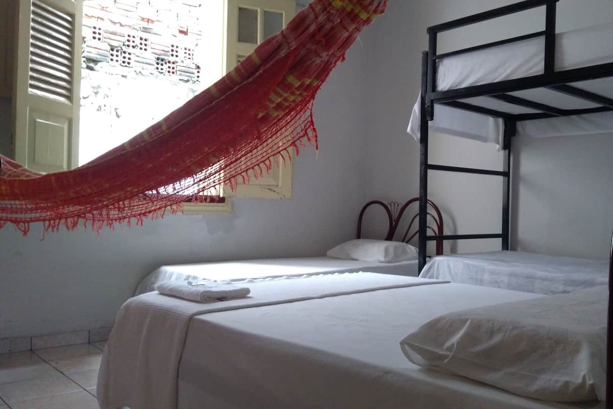 Quarto familia com Ar Condicionado | 11 bedrooms, premium bedding, iron/ironing board (on request)