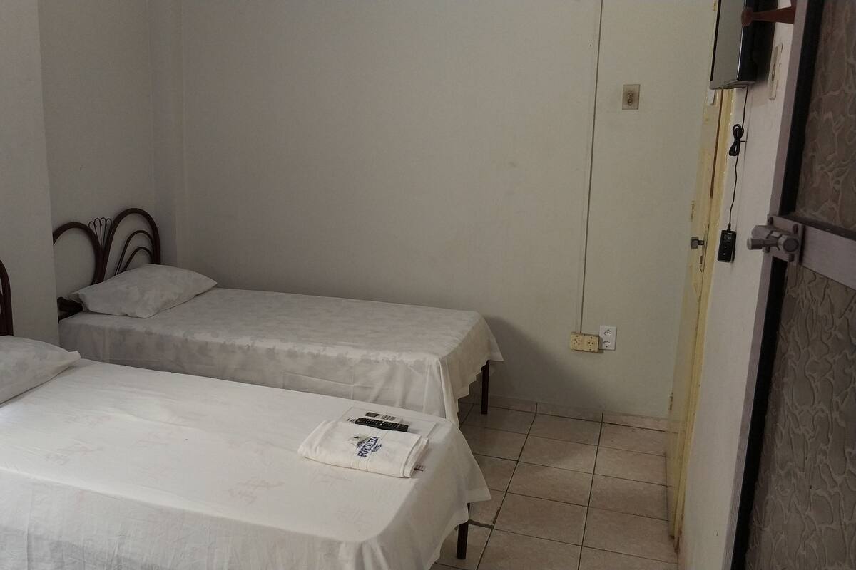 Eenvoudige driepersoonskamer, 3 eenpersoonsbedden | 11 slaapkamers, luxe beddengoed, individueel gemeubileerd
