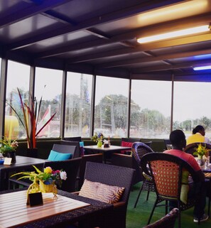 Aamiainen, lounas ja illallinen; paikallinen ja kansainvälinen keittiö