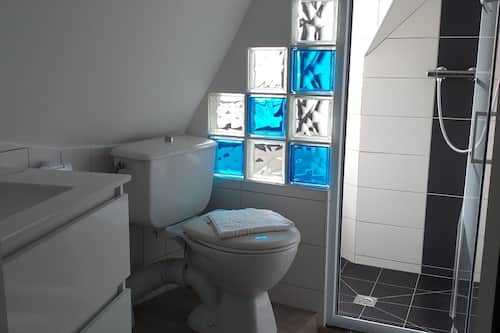 Dusche, kostenlose Toilettenartikel, Haartrockner, Handtücher