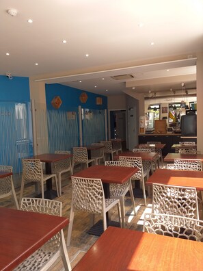 Buffet déjeuner (9.90 EUR par personne)