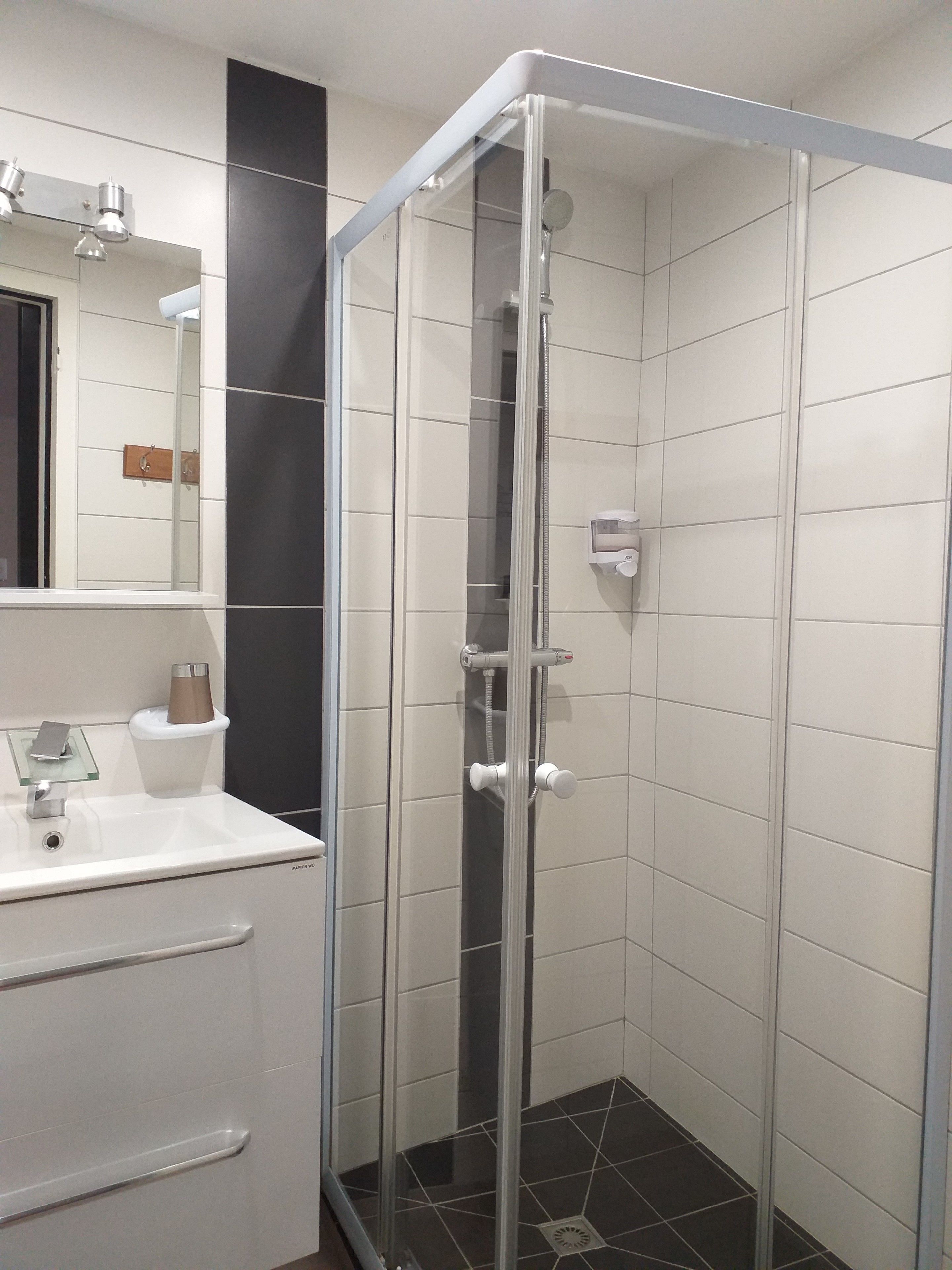 comfort twin room | bathroom | shower, free toiletries, hair dryer, towels