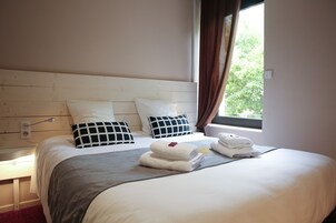 Ropa de cama de alta calidad, escritorio y sistema de insonorización 