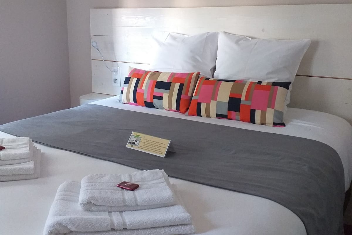 Comfort Double Room | Premium bedding, desk, soundproofing, free cribs/infant beds