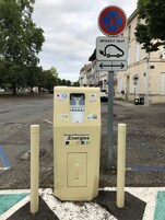 Parquímetro com uma placa indicando que não é permitido estacionar.