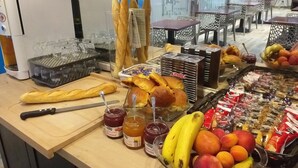 Un tavolo per buffet con pane, frutta e condimenti.