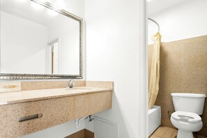 Ducha, artículos de higiene personal gratuitos y toallas