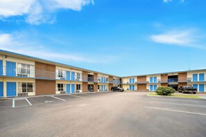 Free self parking - Capitol Inn And Suites (Montgomery)