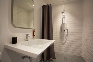 Camera matrimoniale/doppia con letti singoli | Bathroom | Shower, free toiletries, hair dryer, towels - Intervallo Boutique Hotel (Ragusa)