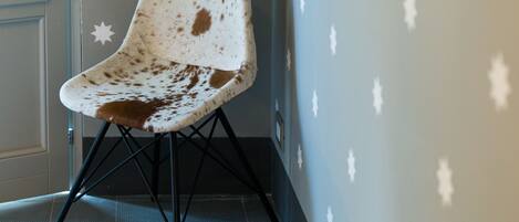 Una silla de diseño peculiar, ubicada frente a una pared decorada con estrellas.