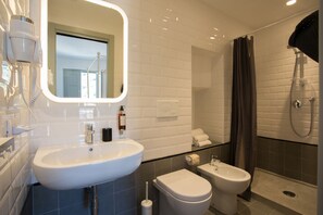 Camera matrimoniale King Deluxe | Kamar mandi | Shower, perlengkapan mandi gratis, pengering rambut, dan handuk