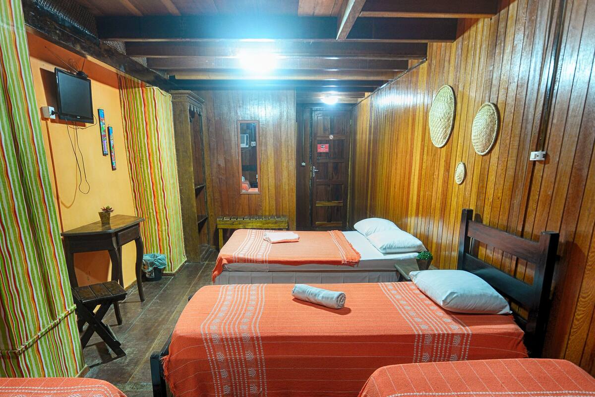 Family Room (5 pessoas) | Blackout drapes, WiFi (free)