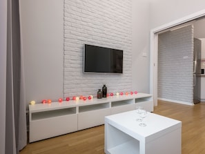 Apartamento, 1 quarto (Krupnicza Street) | Sala de estar | TV de tela plana