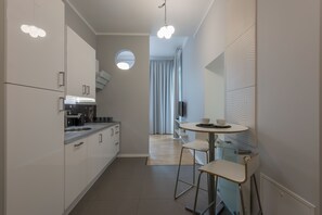 Apartamento, 1 quarto (Pilsudskiego Street) | Banheiro | Chuveiro, secador de cabelo, toalhas de banho 