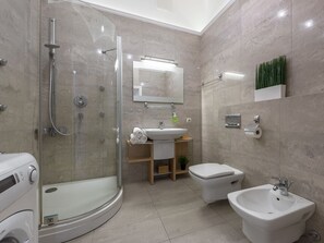 Departamento, 1 habitación (Krupnicza Street) | Baño | Regadera, secadora de cabello, toallas 