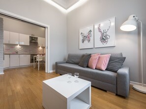 Apartamento, 1 quarto (Krupnicza Street) | Sala de estar | TV de tela plana