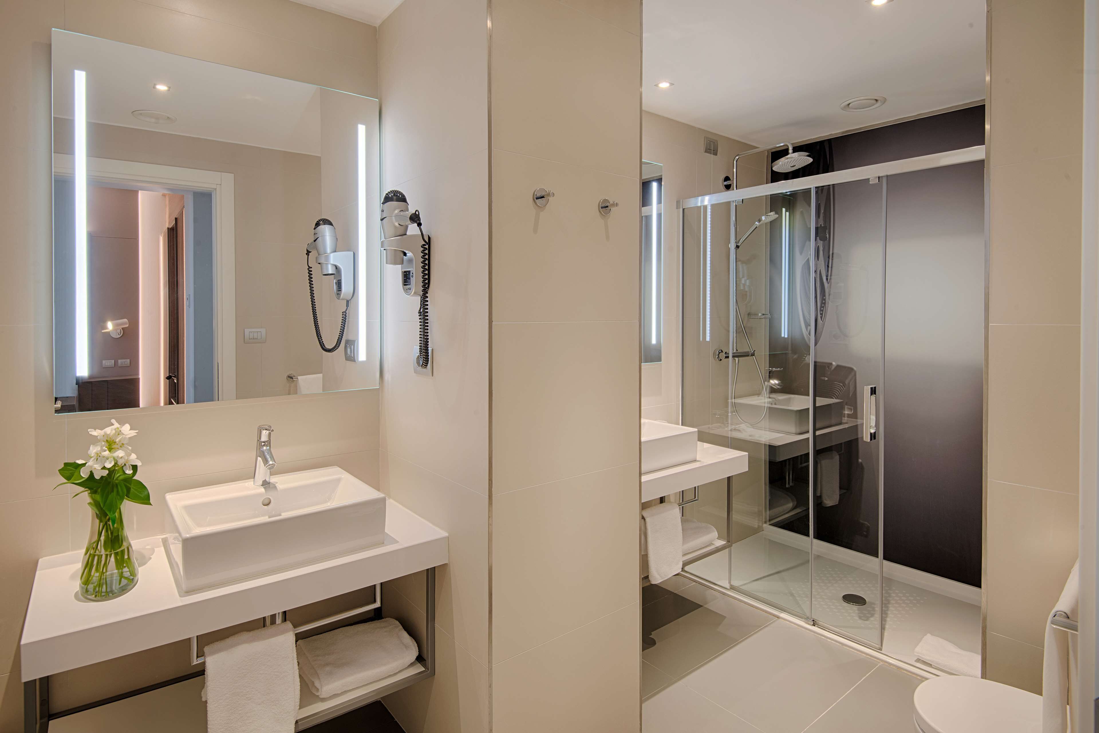 combined shower/bathtub, eco-friendly toiletries, hair dryer, slippers