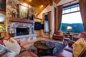 House, 4 Bedrooms | Living room | TV, video-game console, DVD player