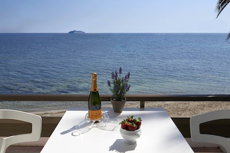 ์ํํธ, ์นจ์ค 2๊ฐ, ๋ฐ์ฝ๋, ๋ฐ๋ค ์ ๋ง | ๊ฐ์ค์์ ๋ณด์ด๋ ์ ๋ง