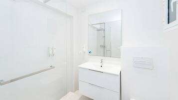 Dusche, kostenlose Toilettenartikel, Haartrockner, Handtücher