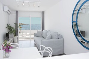 Apartamento, 1 habitación, terraza, frente a la playa | Cocina privada | Frigorífico, microondas, placa de cocina y cafetera o tetera